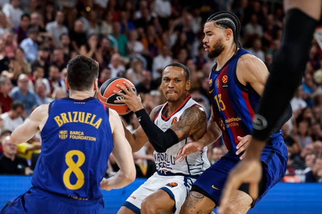 September 24, 2026, Barcelona, Barcelona, Spain: Daron Russell of Anadolu Efes and Olivier Nkamhoua of FC Barcelona, Barca in action during the EuroLeague Regular Season Round 1 match played between FC Barcelona and Anadolu Efes at Palau Blaugrana on September 24, 2026 in Barcelona, Spain. FC Barcelona V Anadolu Efes - Euroleague 2026 2027  - ZUMAa181 20260924_zaa_a181_096 Copyright: xJavierxBorregox