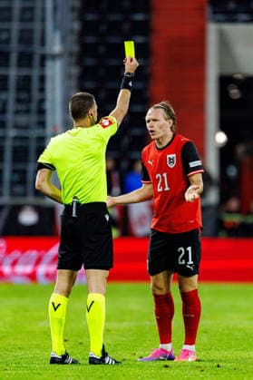 LINZ, AUSTRIA - 24 SEPTEMBER 2026: Image shows Referee Kabakov Georgi (Bulgaria) with yellow card and Wimmer Patrick (Austria, 21) during UEFA Nations League 2026 27 League B, Group B3, Round 1: Austria vs Israel at Raiffeisen Arena on 24 09 2026 in Linz, Austria. Austria Copyright: xFröhlichxPascalx