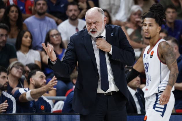 FC Barcelona, Barca v Anadolu Efes - EuroLeague BARCELONA, SPAIN - SEPTEMBER 24: Anadolu Efes head coach Pablo Laso gestures during the EuroLeague Regular Season Round 1 match between FC Barcelona and Anadolu Efes at Palau Blaugrana on September 24, 2026 in Barcelona, Spain. Adria Puig Anadolu Barcelona Spain. Editorial use only. Please get in touch for any other usage.  Copyright: x2026xAnadoluxAdriaxPuigx
