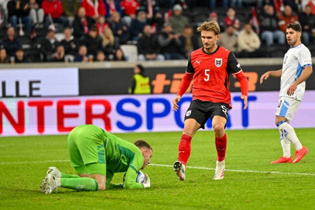 24.09.2026, Oberoesterreich Arena Linz, AUT, Uefa Nations League 2026 27 Group B - Oesterreich vs Israel, im Bild Daniel Peretz (ISR) vs Stefan Posch (AUT) UEFA Nations League 2026 27 Group B Match between Austria and Israel in Linz, Austria on 2026 09 24 Linz Oberoesterreich Austria