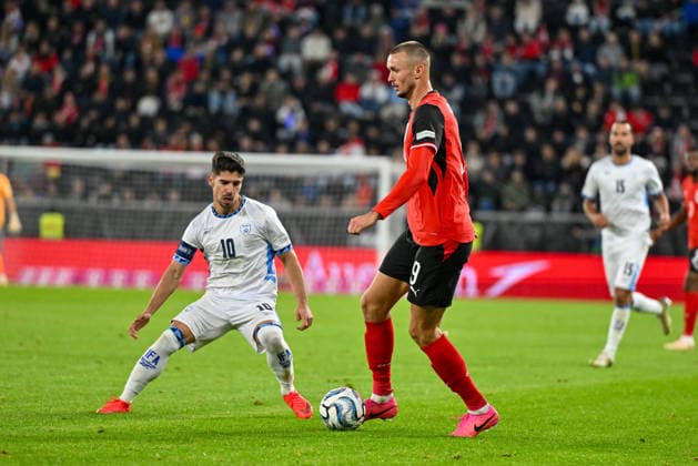 24.09.2026, Oberoesterreich Arena Linz, AUT, Uefa Nations League 2026 27 Group B - Oesterreich vs Israel, im Bild Manor Solomon (ISR) vs Sasa Kalajdzic (AUT) UEFA Nations League 2026 27 Group B Match between Austria and Israel in Linz, Austria on 2026 09 24 Linz Oberoesterreich Austria