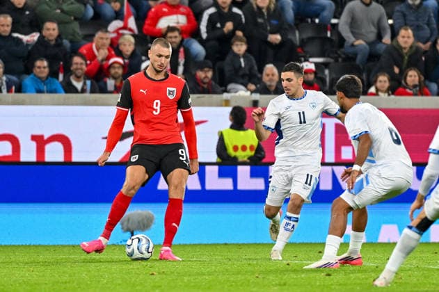 24.09.2026, Oberoesterreich Arena Linz, AUT, Uefa Nations League 2026 27 Group B - Oesterreich vs Israel, im Bild Sasa Kalajdzic (AUT) vs Oskar Gloukh (ISR), Dor Peretz (ISR) UEFA Nations League 2026 27 Group B Match between Austria and Israel in Linz, Austria on 2026 09 24 Linz Oberoesterreich Austria