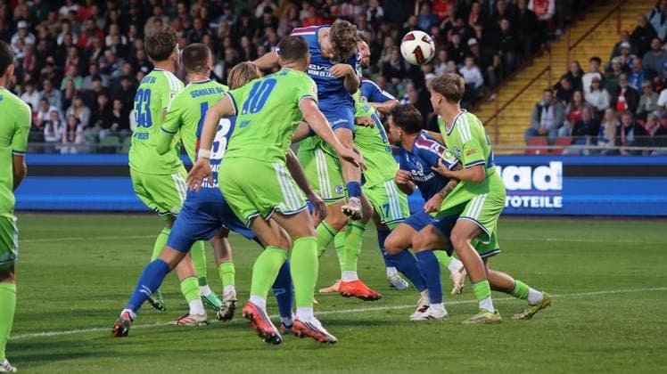 Fußball-Testspiel zwischen Regionalligist Rot-Weiß Oberhausen und FC Schalke 04 im Stadion Niederrhein in Oberhausen ** NUR FÜR REDAKTIONELLE ZWECKE ** EDITORIAL USE ONLY **<p>Fußball-Testspiel zwischen Regionalligist Rot-Weiß Oberhausen (blaues Trikot) und FC Schalke 04 ( grünes Trikot) am Donnerstag den 24.September 2026 im Stadion Niederrhein in Oberhausen Foto : Frank Oppitz FUNKE Foto Services< p> Deutschland NRW Oberhausen Copyright: FrankxOppitz