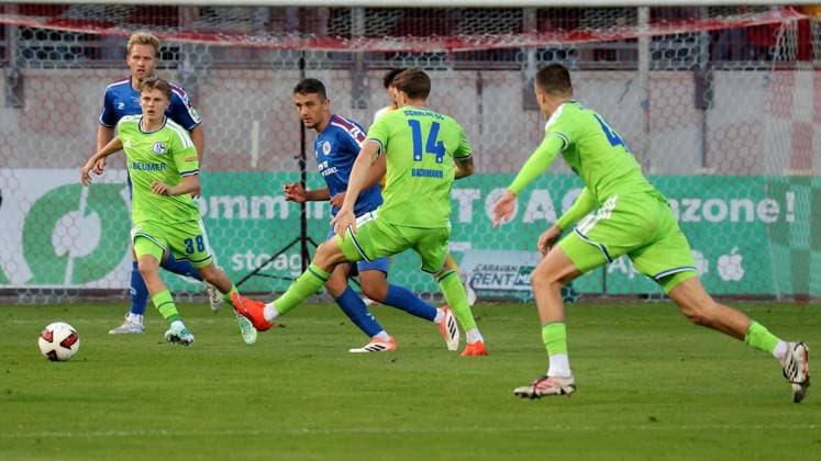 Fußball-Testspiel zwischen Regionalligist Rot-Weiß Oberhausen und FC Schalke 04 im Stadion Niederrhein in Oberhausen ** NUR FÜR REDAKTIONELLE ZWECKE ** EDITORIAL USE ONLY **<p>Fußball-Testspiel zwischen Regionalligist Rot-Weiß Oberhausen (blaues Trikot) und FC Schalke 04 ( grünes Trikot) am Donnerstag den 24.September 2026 im Stadion Niederrhein in Oberhausen Foto : Frank Oppitz FUNKE Foto Services< p> Deutschland NRW Oberhausen Copyright: FrankxOppitz