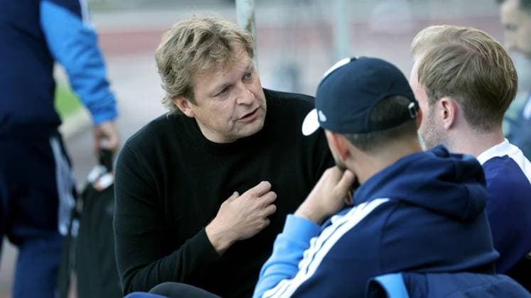 Fußball-Testspiel zwischen Regionalligist Rot-Weiß Oberhausen und FC Schalke 04 im Stadion Niederrhein in Oberhausen ** NUR FÜR REDAKTIONELLE ZWECKE ** EDITORIAL USE ONLY **<p>Fußball-Testspiel zwischen Regionalligist Rot-Weiß Oberhausen (blaues Trikot) und FC Schalke 04 ( grünes Trikot) am Donnerstag den 24.September 2026 im Stadion Niederrhein in Oberhausen Foto : Frank Oppitz FUNKE Foto Services< p> Deutschland NRW Oberhausen Copyright: FrankxOppitz
