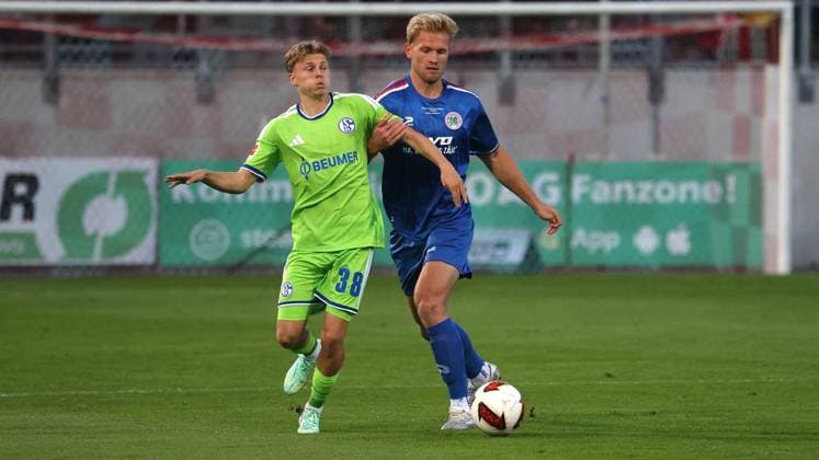 Fußball-Testspiel zwischen Regionalligist Rot-Weiß Oberhausen und FC Schalke 04 im Stadion Niederrhein in Oberhausen ** NUR FÜR REDAKTIONELLE ZWECKE ** EDITORIAL USE ONLY **<p>Fußball-Testspiel zwischen Regionalligist Rot-Weiß Oberhausen (blaues Trikot) und FC Schalke 04 ( grünes Trikot) am Donnerstag den 24.September 2026 im Stadion Niederrhein in Oberhausen Foto : Frank Oppitz FUNKE Foto Services< p> Deutschland NRW Oberhausen Copyright: FrankxOppitz