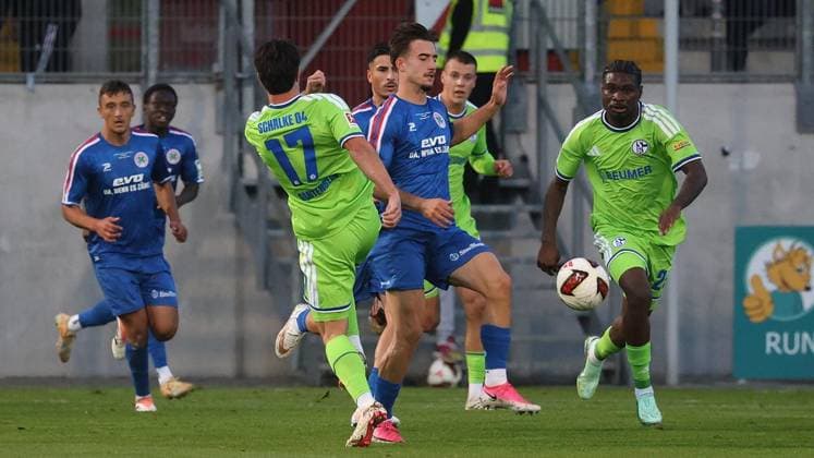 Fußball-Testspiel zwischen Regionalligist Rot-Weiß Oberhausen und FC Schalke 04 im Stadion Niederrhein in Oberhausen ** NUR FÜR REDAKTIONELLE ZWECKE ** EDITORIAL USE ONLY **<p>Fußball-Testspiel zwischen Regionalligist Rot-Weiß Oberhausen (blaues Trikot) und FC Schalke 04 ( grünes Trikot) am Donnerstag den 24.September 2026 im Stadion Niederrhein in Oberhausen Foto : Frank Oppitz FUNKE Foto Services< p> Deutschland NRW Oberhausen Copyright: FrankxOppitz