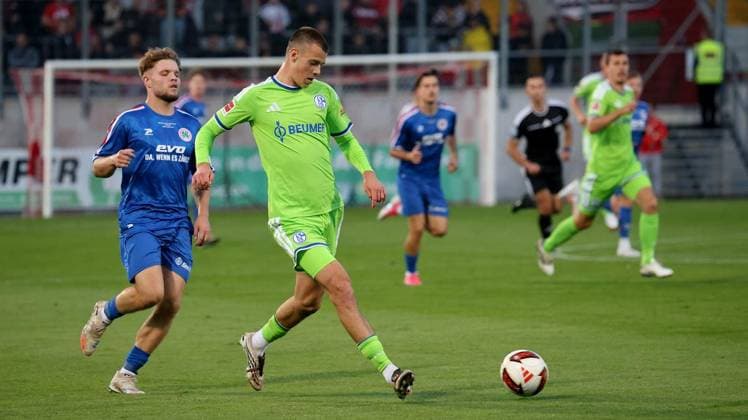 Fußball-Testspiel zwischen Regionalligist Rot-Weiß Oberhausen und FC Schalke 04 im Stadion Niederrhein in Oberhausen ** NUR FÜR REDAKTIONELLE ZWECKE ** EDITORIAL USE ONLY **<p>Fußball-Testspiel zwischen Regionalligist Rot-Weiß Oberhausen (blaues Trikot) und FC Schalke 04 ( grünes Trikot) am Donnerstag den 24.September 2026 im Stadion Niederrhein in Oberhausen Foto : Frank Oppitz FUNKE Foto Services< p> Deutschland NRW Oberhausen Copyright: FrankxOppitz