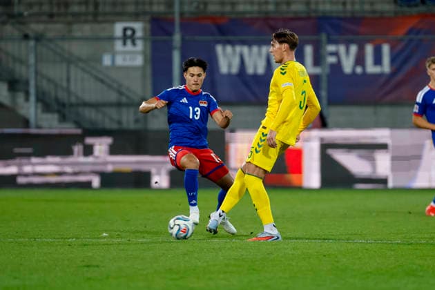 Kenny Kindle (Liechtenstein, 13) und Kipras Kazukolovas (Litauen, 05) , Liechtenstein, UEFA , Nations League, 1. Spieltag, Liechtenstein vs. Litauen, 24.09.2026, Vaduz Rheinpark Stadion Liechtenstein Copyright: xGrantxHubbsx