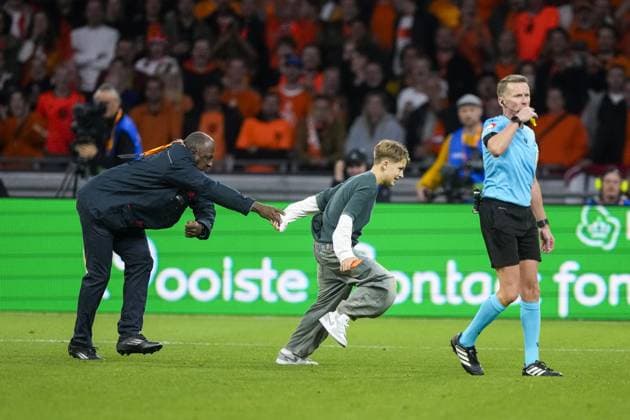 AMSTERDAM , 24-09-2026 , JohanCruyff Arena , season 2026 2027 , UEFA Nations League football , Match between The Netherlands and Germany , picture shows a fan on the field make a selfie with Netherlands player Tijjani Reijnders Netherlands - Germany  x207516426x Copyright:
