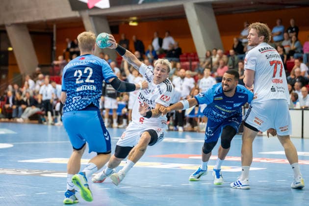 Handball I Herren I Saison 2026-2027 I DHB Pokal I 2. Runde I TVB Stuttgart - HC Erlangen I 24.09.2026 Torben Matzken (22, TVB Stuttgart), Marek Nissen (6, HC Erlangen) mit Ball, Philipp Ahouansou (5, TVB Stuttgart), Maciej Gebala (77, HC Erlangen) Stuttgart Scharrena Baden-Württemberg Deutschland Copyright: xLobeca MaxxPetershansx