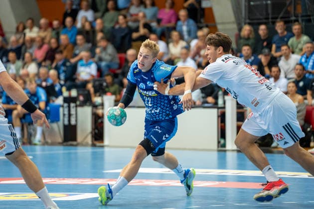 Handball I Herren I Saison 2026-2027 I DHB Pokal I 2. Runde I TVB Stuttgart - HC Erlangen I 24.09.2026 Torben Matzken (22, TVB Stuttgart) mit Ball verteidigt von Florian Scheerer (10, HC Erlangen) Stuttgart Scharrena Baden-Württemberg Deutschland Copyright: xLobeca MaxxPetershansx