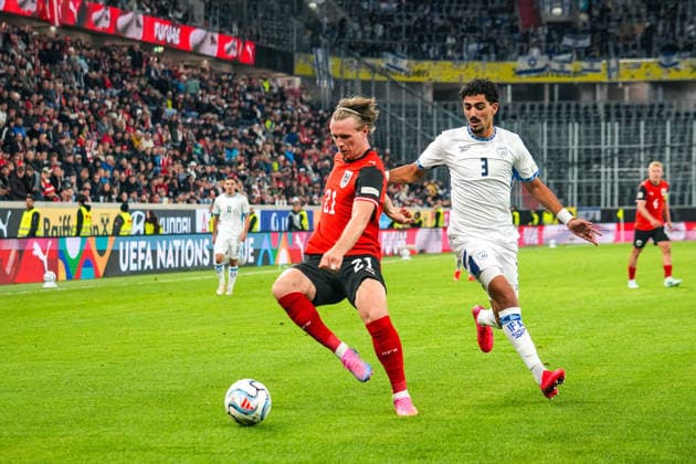 Fussball: Österreich: UEFA Nations League 2026 2027 - Liga B, Gruppe B3, 1. Spieltag, 24.09.2026 - Österreich vs. Israel - Raiffeisen Arena (Linz, Österreich); Patrick Wimmer (Österreich, 21) mit Roy Revivo (Israel, 3) Copyright: xLukasxBierederx