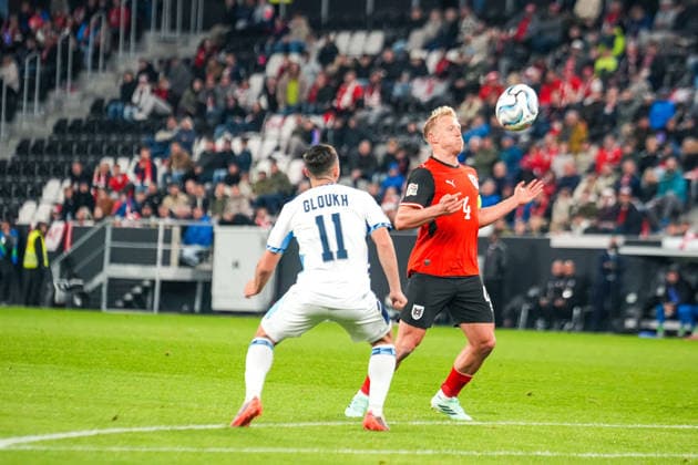 Fussball: Österreich: UEFA Nations League 2026 2027 - Liga B, Gruppe B3, 1. Spieltag, 24.09.2026 - Österreich vs. Israel - Raiffeisen Arena (Linz, Österreich); Xaver Schlager (Österreich, 4) mit Oscar Gloukh (Israel, 11) Copyright: xLukasxBierederx