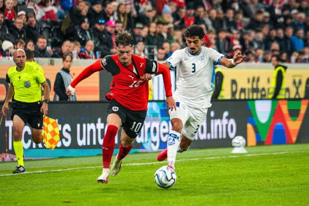 Fussball: Österreich: UEFA Nations League 2026 2027 - Liga B, Gruppe B3, 1. Spieltag, 24.09.2026 - Österreich vs. Israel - Raiffeisen Arena (Linz, Österreich); Romano Schmid (Österreich, 18) mit Roy Revivo (Israel, 3) Copyright: xLukasxBierederx