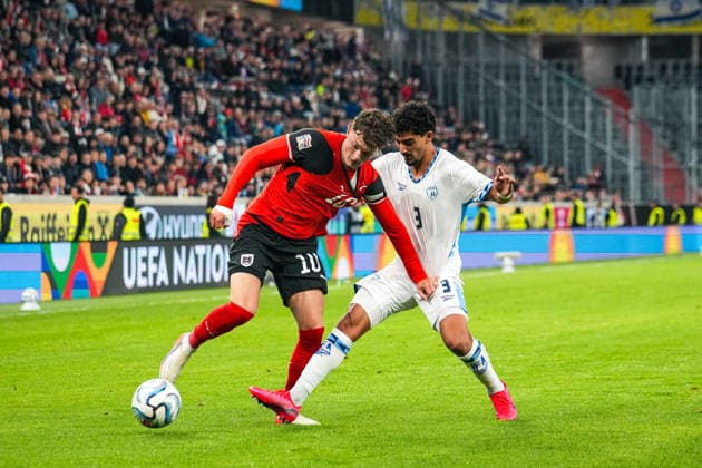 Fussball: Österreich: UEFA Nations League 2026 2027 - Liga B, Gruppe B3, 1. Spieltag, 24.09.2026 - Österreich vs. Israel - Raiffeisen Arena (Linz, Österreich); Romano Schmid (Österreich, 18) mit Roy Revivo (Israel, 3) Copyright: xLukasxBierederx
