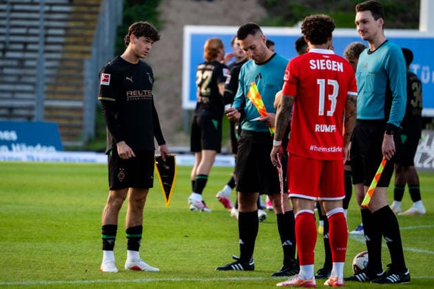 Deutschland: Freundschaftsspiel-Vorbereitung 2026 2027-Sportfreunde Siegen vs Borussia Mönchengladbach, Donnerstag 24.09.2026 - Leimbach-Stadion (Siegen): Philipp Sander (Borussia Mönchengladbach,16) undJan-Luca Rumpf (Sportfreunde Siegen, 13) vor dem Spiel Siegen Leimbach-Stadion Deutschland Copyright: xOrhanxHabashx