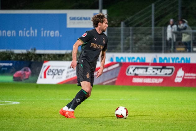 Deutschland: Freundschaftsspiel-Vorbereitung 2026 2027-Sportfreunde Siegen vs Borussia Mönchengladbach, Donnerstag 24.09.2026 - Leimbach-Stadion (Siegen): Joe Scally (Borussia M?nchengladbach, 29) am Ball, Einzelfoto Siegen Leimbach-Stadion Deutschland Copyright: xOrhanxHabashx