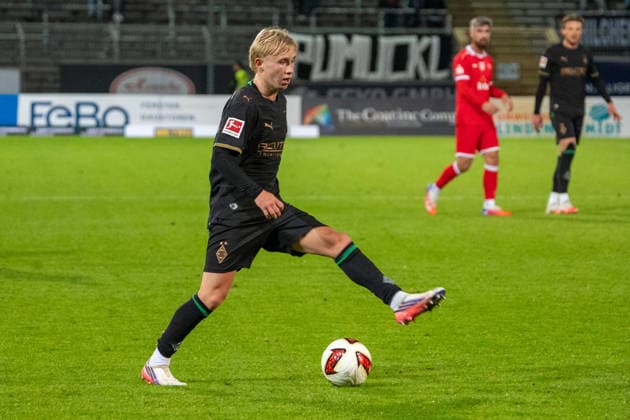Deutschland: Freundschaftsspiel-Vorbereitung 2026 2027-Sportfreunde Siegen vs Borussia Mönchengladbach, Donnerstag 24.09.2026 - Leimbach-Stadion (Siegen): Fritz Fleck (Borussia M?nchengladbach, 27) am Ball Siegen Leimbach-Stadion Deutschland Copyright: xOrhanxHabashx