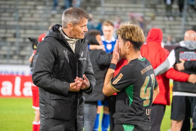 Deutschland: Freundschaftsspiel-Vorbereitung 2026 2027-Sportfreunde Siegen vs Borussia Mönchengladbach, Donnerstag 24.09.2026 - Leimbach-Stadion (Siegen): Alxander Blessin (Cheftrainer, Borussia Mönchengladbach) im Gespräch mit Zento Uno (Borussia Mönchengladbach, 47) Siegen Leimbach-Stadion Deutschland Copyright: xOrhanxHabashx