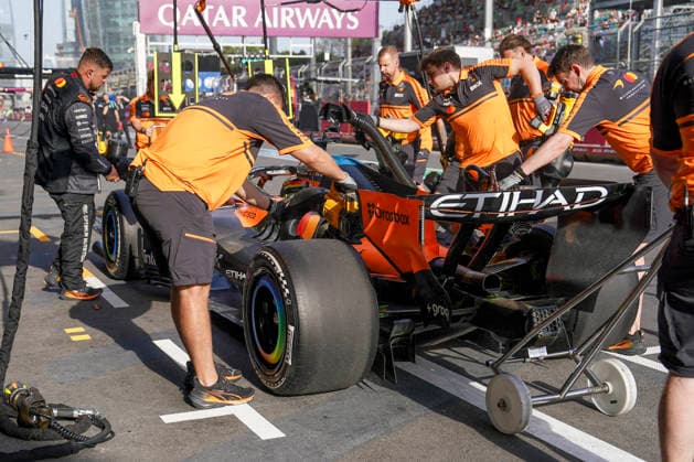 FORMULA 1 AZERBAIJAN GRAND PRIX 2026 Oscar Piastri (AUS) 81 McLaren pit stop in practice during the Formula 1 Qatar Airways Azerbaijan Grand Prix 2026, Round 15 of the 2026 Formula 1 World Championship, WM, Weltmeisterschaft from 24th - 26th September 2026 at the Baku City Circuit, Baku, Azerbaijan. Credit: Robbie Hoad Every Second Media Editorial use only. All images are copyright Every Second Media Limited. No images may be reproduced without prior permission. Copyright: xIMAGO EveryxSecondxMediax ESM-2183-0207 RobbiexHoadx xEveryxSecondxMediax