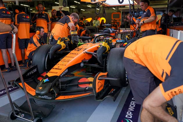 FORMULA 1 AZERBAIJAN GRAND PRIX 2026 Oscar Piastri (AUS) 81 McLaren in his garage during the Formula 1 Qatar Airways Azerbaijan Grand Prix 2026, Round 15 of the 2026 Formula 1 World Championship, WM, Weltmeisterschaft from 24th - 26th September 2026 at the Baku City Circuit, Baku, Azerbaijan. Credit: Robbie Hoad Every Second Media Editorial use only. All images are copyright Every Second Media Limited. No images may be reproduced without prior permission. Copyright: xIMAGO EveryxSecondxMediax ESM-2183-0208 RobbiexHoadx xEveryxSecondxMediax