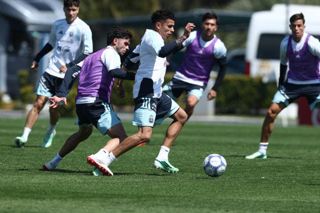 Argentine midfielder Leonel Flores controls the ball past his teammate midfielder Santiago Simon (L) during a training session at AFA (Argentine Football Association) training center in Ezeiza, Buenos Aires Province, on September 24, 2026, ahead of the next friendlys football matchs against Bolivia, Burkina Faso and Benin. EZEIZA ARGENTINA Copyright: xAlejandroxPAGNIx