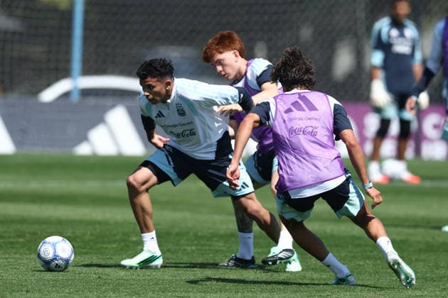Argentine midfielder Leonel Flores controls the ball past his teammate midfielder Valentin Barco (back) during a training session at AFA (Argentine Football Association) training center in Ezeiza, Buenos Aires Province, on September 24, 2026, ahead of the next friendlys football matchs against Bolivia, Burkina Faso and Benin. EZEIZA ARGENTINA Copyright: xAlejandroxPAGNIx