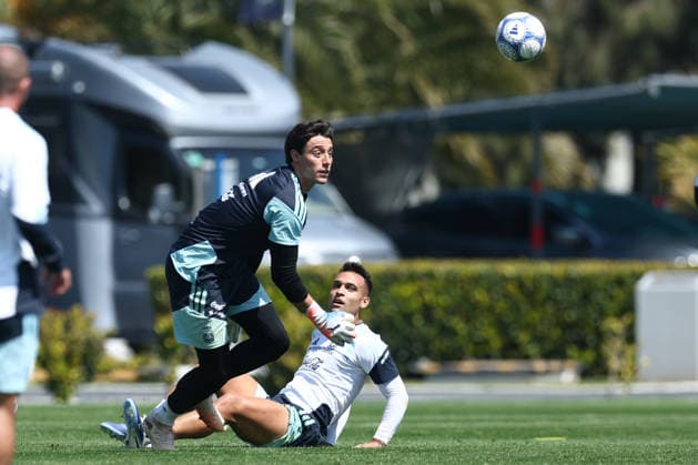 Argentine goakeeper Santiago Beltran (L) eyes the ball during a training session at AFA (Argentine Football Association) training center in Ezeiza, Buenos Aires Province, on September 24, 2026, ahead of the next friendlys football matchs against Bolivia, Burkina Faso and Benin. EZEIZA ARGENTINA Copyright: xAlejandroxPAGNIx