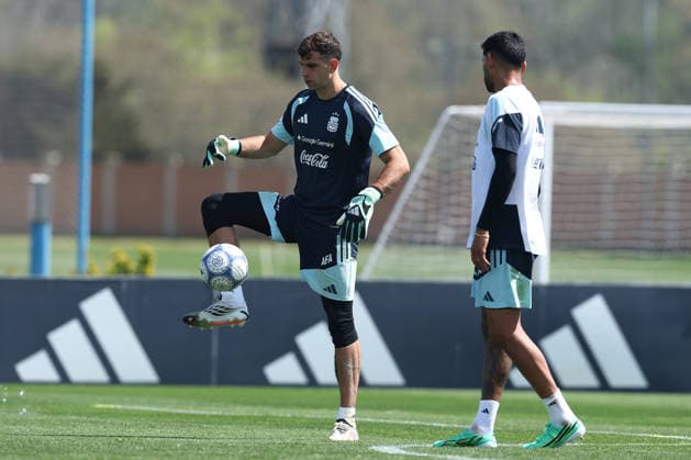 Argentine goakeeper Emiliano Martinez controls the ball next his teammate defender Cristian Romero during a training session at AFA (Argentine Football Association) training center in Ezeiza, Buenos Aires Province, on September 24, 2026, ahead of the next friendlys football matchs against Bolivia, Burkina Faso and Benin. EZEIZA ARGENTINA Copyright: xAlejandroxPAGNIx