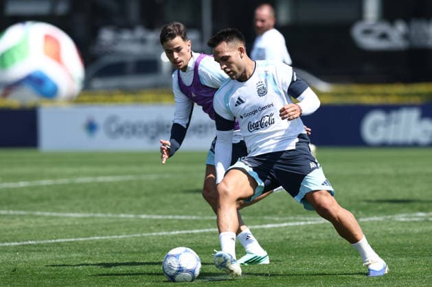 Argentine forward Lautaro Martinez (front) controls the ball past his teammate defender Valentin Gomez during a training session at AFA (Argentine Football Association) training center in Ezeiza, Buenos Aires Province, on September 24, 2026, ahead of the next friendlys football matchs against Bolivia, Burkina Faso and Benin. EZEIZA ARGENTINA Copyright: xAlejandroxPAGNIx