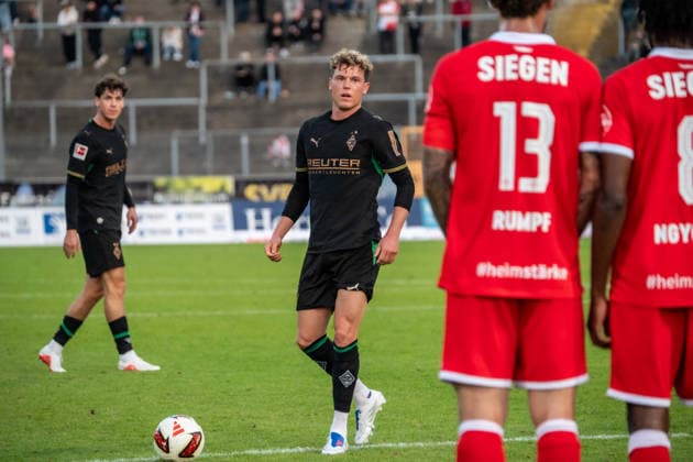 Deutschland: Freundschaftsspiel-Vorbereitung 2026 2027-Sportfreunde Siegen vs Borussia Mönchengladbach, Donnerstag 24.09.2026 - Leimbach-Stadion (Siegen): Robin Hack (Borussia Mönchengladbach,24) beim Freistoß Siegen Leimbach-Stadion Deutschland Copyright: xOrhanxHabashx