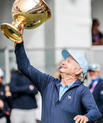 Actor and comedian Bill Murray delivers the Presidents Cup trophy during opening ceremonies for the Presidents Cup golf tournament at Medinah Country Club in Medinah, Illinois on Thursday, September 24, 2026.  MED20260924805 TANNENxMAURY