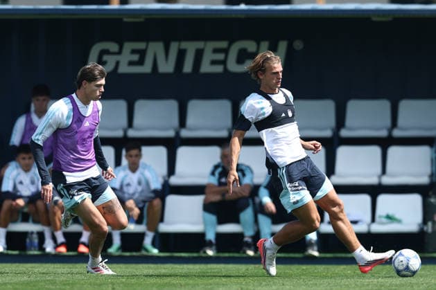 Argentine midfielder Nico Paz (R) controls the ball past his teammate defender Tomas Palacios during a training session at AFA (Argentine Football Association) training center in Ezeiza, Buenos Aires Province, on September 24, 2026, ahead of the next friendlys football matchs against Bolivia, Burkina Faso and Benin. EZEIZA ARGENTINA Copyright: xAlejandroxPAGNIx