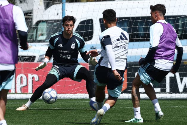 Argentine goalkeeper Santiago Beltran (C) prepares to save a shot from his teammate, midfielder Lionel Flores, during a training session at the AFA (Argentine Football Association) training center in Ezeiza, Buenos Aires province, on September 24, 2026, ahead of upcoming friendly matches against Bolivia, Burkina Faso, and Benin. EZEIZA ARGENTINA Copyright: xAlejandroxPAGNIx