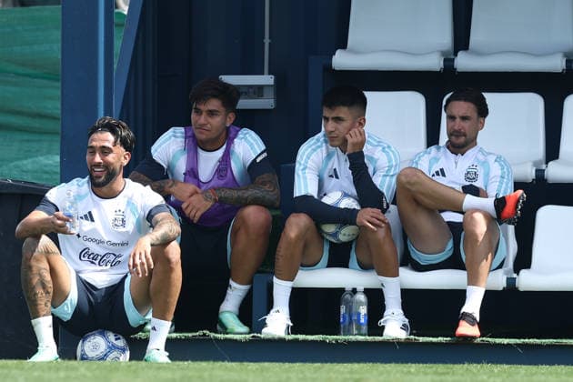 Argentines forward Thiago Almada (C) and defender Niolas Tagliafico (R) watch on the bench during a training session at AFA (Argentine Football Association) training center in Ezeiza, Buenos Aires Province, on September 24, 2026, ahead of the next friendlys football matchs against Bolivia, Burkina Faso and Benin. EZEIZA ARGENTINA Copyright: xAlejandroxPAGNIx