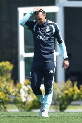 Argentine head coach Lionel Scaloni gestures during a training session at AFA (Argentine Football Association) training center in Ezeiza, Buenos Aires Province, on September 24, 2026, ahead of the next friendlys football matchs against Bolivia, Burkina Faso and Benin. EZEIZA ARGENTINA Copyright: xAlejandroxPAGNIx