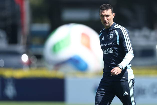Argentine head coach Lionel Scaloni gestures during a training session at AFA (Argentine Football Association) training center in Ezeiza, Buenos Aires Province, on September 24, 2026, ahead of the next friendlys football matchs against Bolivia, Burkina Faso and Benin. EZEIZA ARGENTINA Copyright: xAlejandroxPAGNIx