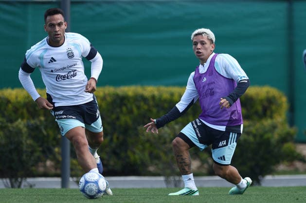Argentine midfielder Gianluca Prestianni (R) vies for the ball with forward Lautaro Martinez during a training session at AFA (Argentine Football Association) training center in Ezeiza, Buenos Aires Province, on September 24, 2026, ahead of the next friendlys football matchs against Bolivia, Burkina Faso and Benin. EZEIZA ARGENTINA Copyright: xAlejandroxPAGNIx
