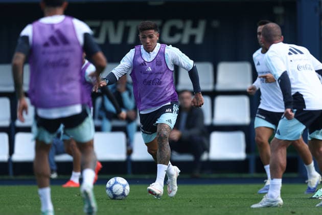 Argentine midfielder Enzo Fernandez (C) during a training session at AFA (Argentine Football Association) training center in Ezeiza, Buenos Aires Province, on September 24, 2026, ahead of the next friendlys football matchs against Bolivia, Burkina Faso and Benin. EZEIZA ARGENTINA Copyright: xAlejandroxPAGNIx