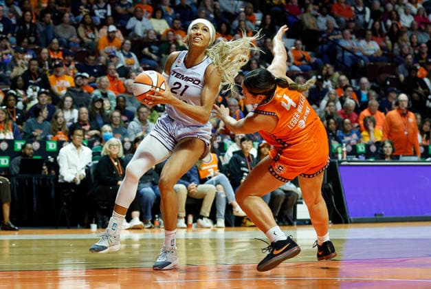 UNCASVILLE, CT - SEPTEMBER 24: Isabelle Harrison 21 of the Toronto Tempo is called for charging against Charlisse Leger-Walker 4 of the Connecticut Sun during the WNBA, Basketball Damen, USA game between Toronto Tempo and Connecticut Sun on September 24, 2026, at Mohegan Sun Arena in Uncasville, CT. (Photo by M. Anthony Nesmith Icon Sportswire) WNBA: SEP 24 Toronto Tempo at Connecticut Sun EDITORIAL USE ONLY Icon26092429