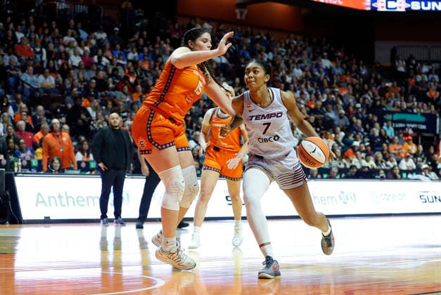 UNCASVILLE, CT - SEPTEMBER 24: Teonni Key 7 of the Toronto Tempo drives to the basket against Raegan Beers 15 of the Connecticut Sun during the WNBA, Basketball Damen, USA game between Toronto Tempo and Connecticut Sun on September 24, 2026, at Mohegan Sun Arena in Uncasville, CT. (Photo by M. Anthony Nesmith Icon Sportswire) WNBA: SEP 24 Toronto Tempo at Connecticut Sun EDITORIAL USE ONLY Icon26092431