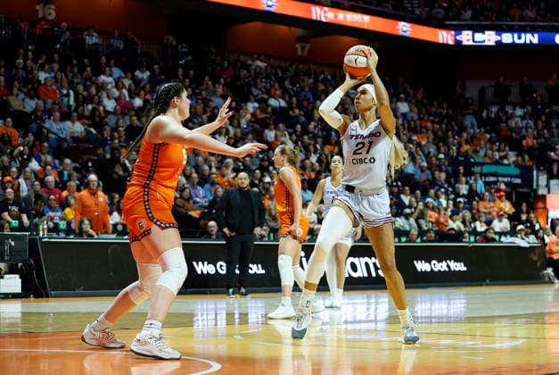 UNCASVILLE, CT - SEPTEMBER 24: Isabelle Harrison 21 of the Toronto Tempo shoots over Raegan Beers 15 of the Connecticut Sun during the WNBA, Basketball Damen, USA game between Toronto Tempo and Connecticut Sun on September 24, 2026, at Mohegan Sun Arena in Uncasville, CT. (Photo by M. Anthony Nesmith Icon Sportswire) WNBA: SEP 24 Toronto Tempo at Connecticut Sun EDITORIAL USE ONLY Icon26092433