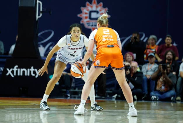 UNCASVILLE, CT - SEPTEMBER 24: Kiki Rice 1 of the Toronto Tempo defends Hailey van Lith 2 of the Connecticut Sun during the WNBA, Basketball Damen, USA game between Toronto Tempo and Connecticut Sun on September 24, 2026, at Mohegan Sun Arena in Uncasville, CT. (Photo by M. Anthony Nesmith Icon Sportswire) WNBA: SEP 24 Toronto Tempo at Connecticut Sun EDITORIAL USE ONLY Icon26092435