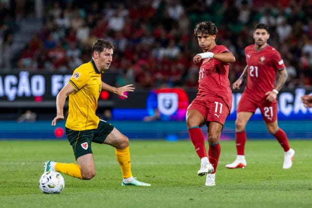 Portugal Vs Wales in Lisbon, Portugal - 24 Sep 2026 Ben Davies (L) of Wales and Joao Felix (R) of Portugal seen in action during the UEFA Nations League match between Portugal and Wales at estadio de Alvalade stadium. Final score: Portugal 1-0 Wales Lisbon Portugal Copyright: xHugoxAmaralx xSOPAxImagesx portugal x wales uefa nations league05