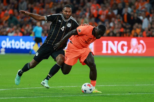 UEFA Nations League - 26 27 - Niederlande - Deutschland am 24.09.2026 in der Johan-Cruyff-Arena in Amsterdam Jonathan Tah (Deutschland 4) gegen Brian Brobbey (Niederlande 9)
