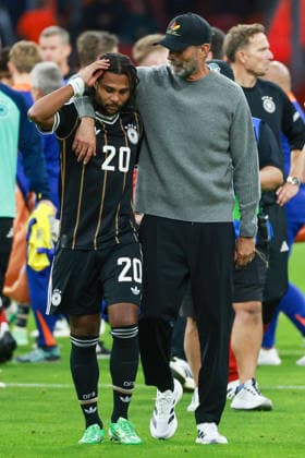 UEFA Nations League - 26 27 - Niederlande - Deutschland am 24.09.2026 in der Johan-Cruyff-Arena in Amsterdam Trainer Jürgen Juergen Jurgen Klopp (Deutschland) tröstet Serge Gnabry (Deutschland 20)