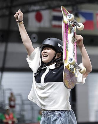 (260925) -- NAGOYA, Sept. 25, 2026 -- Hasegawa Mizuho of Japan celebrates during the women s park final of skateboarding at the 20th Asian Games Aichi-Nagoya 2026 in Tokoname of Aichi Prefecture, Japan, Sept. 25, 2026. ) (SP)JAPAN-NAGOYA-ASIAN GAMES-SKATEBOARDING-WOMEN S PARK-FINAL LongxLei 