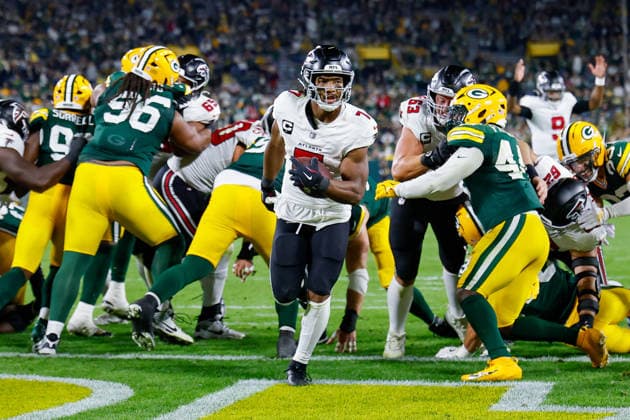 September 24, 2026: Atlanta Falcons running back Bijan Robinson (7) scores his second touchdown during the NFL, American Football Herren, USA football game between the Atlanta Flacons and the Green Bay Packers at Lambeau Field in Green Bay, Wisconsin. CSM Green Bay United States of America - ZUMAc04_ 20260924_zma_c04_007 Copyright: xDarrenxLeex