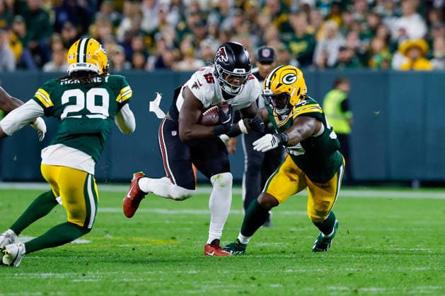 September 24, 2026: Atlanta Falcons running back Brian Robinson Jr. (15) scores on a 7 yard touchdown run during the NFL, American Football Herren, USA football game between the Atlanta Flacons and the Green Bay Packers at Lambeau Field in Green Bay, Wisconsin. CSM Green Bay United States of America - ZUMAc04_ 20260924_zma_c04_011 Copyright: xDarrenxLeex